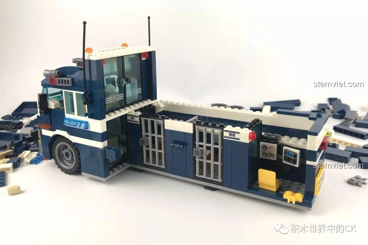 Góc nhìn trực diện phần đầu xe của bộ đồ chơi cảnh sát Sembo SD9816, với lưới chắn bảo vệ và đèn còi.