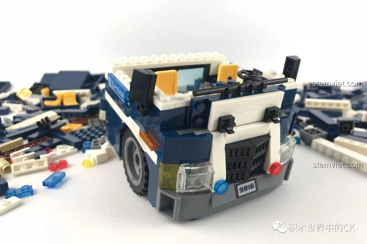 Phần đầu xe của bộ đồ chơi cảnh sát Sembo SD9816 gần hoàn thiện, với đèn còi và lưới chắn phía trước.