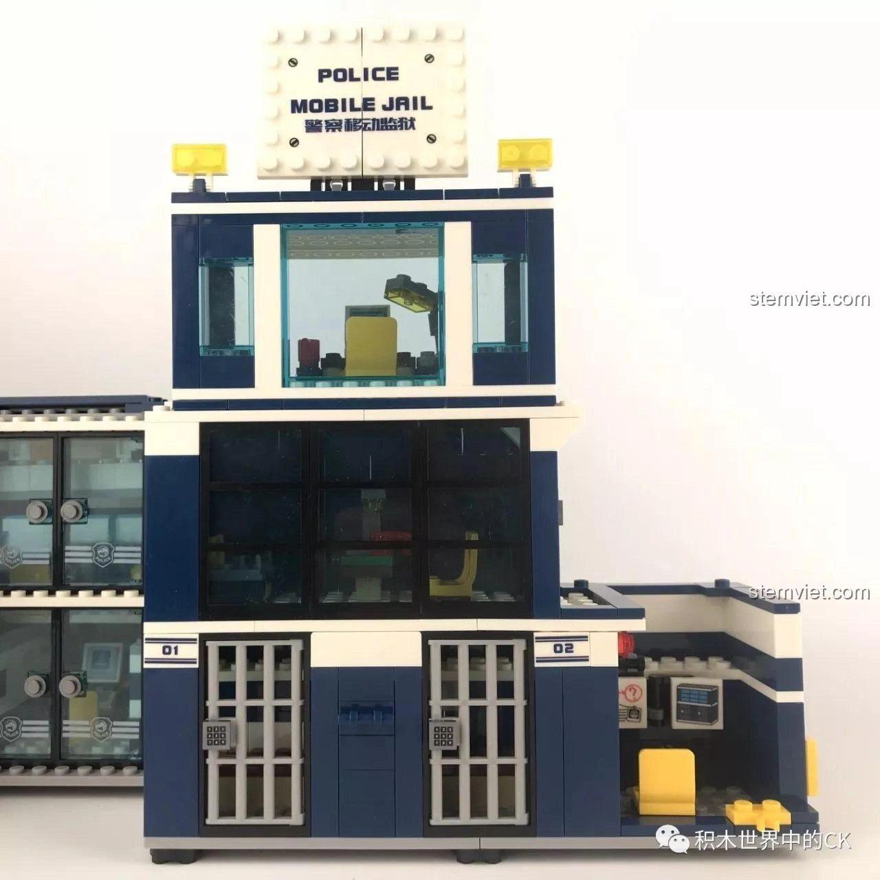 Toàn bộ bộ đồ chơi cảnh sát Sembo SD9816 bao gồm xe tải biến hình và 7 minifigure cảnh sát, tội phạm.