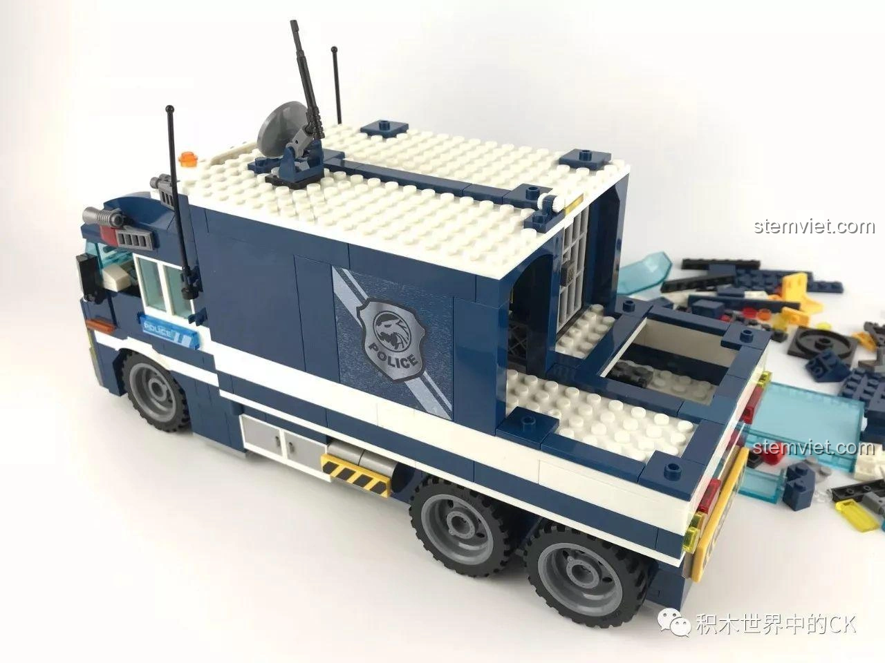 Góc nhìn 3/4 phía trước xe tải cảnh sát biến hình Sembo SD9816, thể hiện sự cân đối và chi tiết của mô hình.