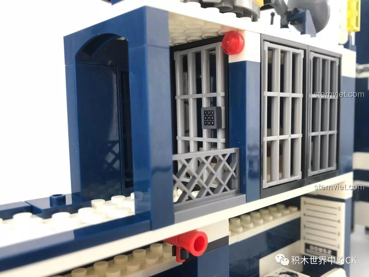 Hai buồng giam khác trong trạm giam di động Sembo SD9816, với cửa song sắt và bàn phím số.