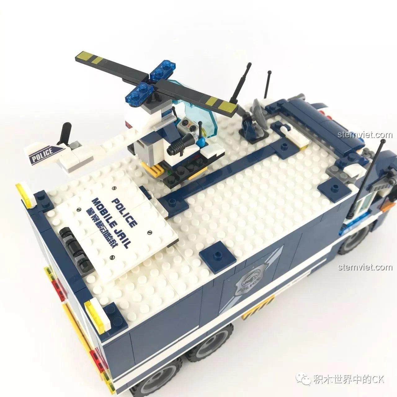 Khu vực bên trái trạm giam di động Sembo SD9816, với thanh chắn và chỗ đậu mô tô cảnh sát, tăng tính năng chơi.