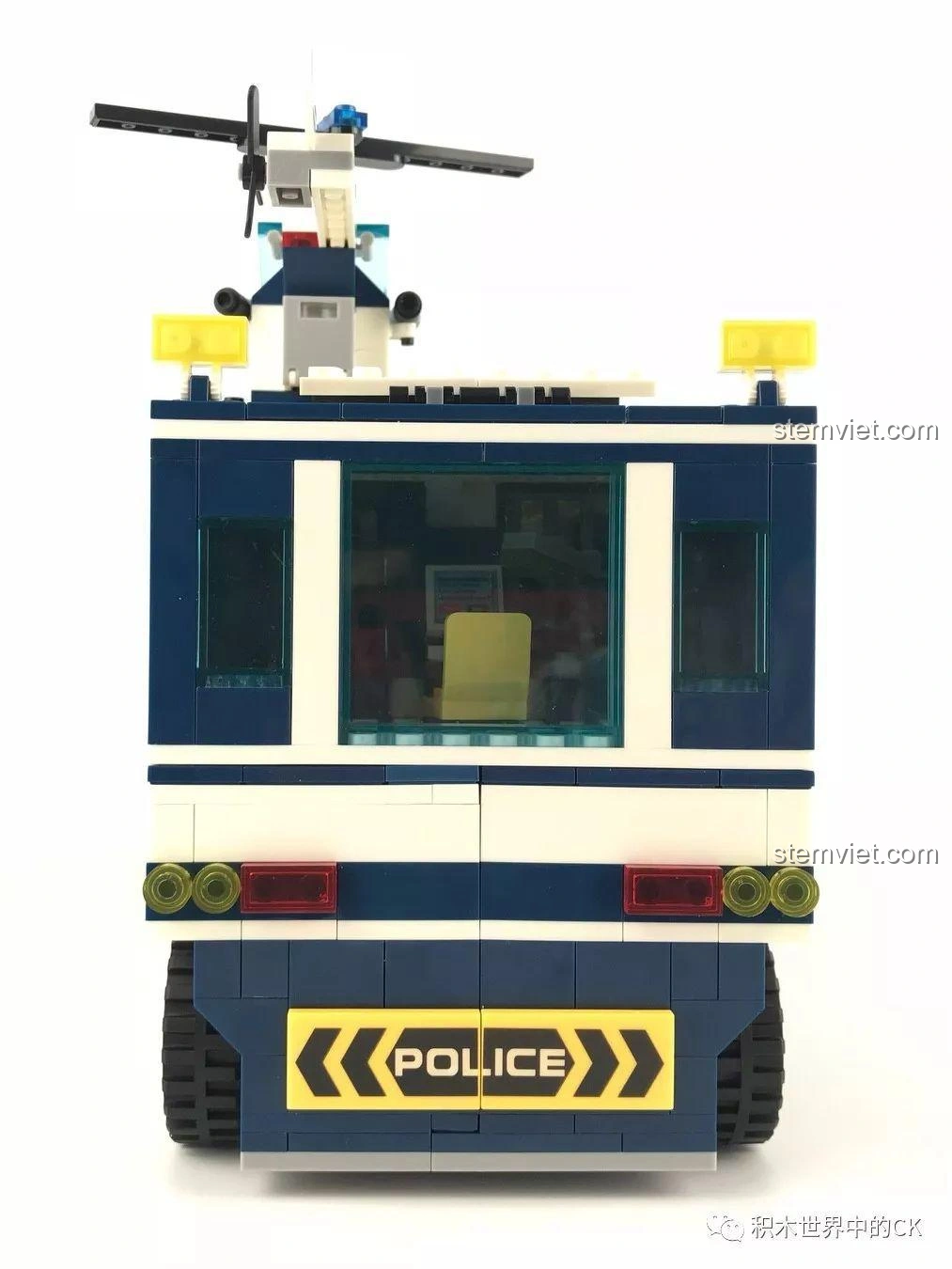 Mở rộng toàn bộ khoang xe của bộ đồ chơi lắp ráp Sembo SD9816, để lộ không gian rộng lớn bên trong trạm giam.