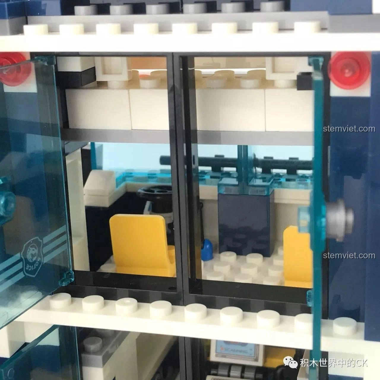 Bên trong phòng thẩm vấn của trạm giam di động Sembo SD9816, có bàn, ghế, đèn chiếu sáng và tiền.