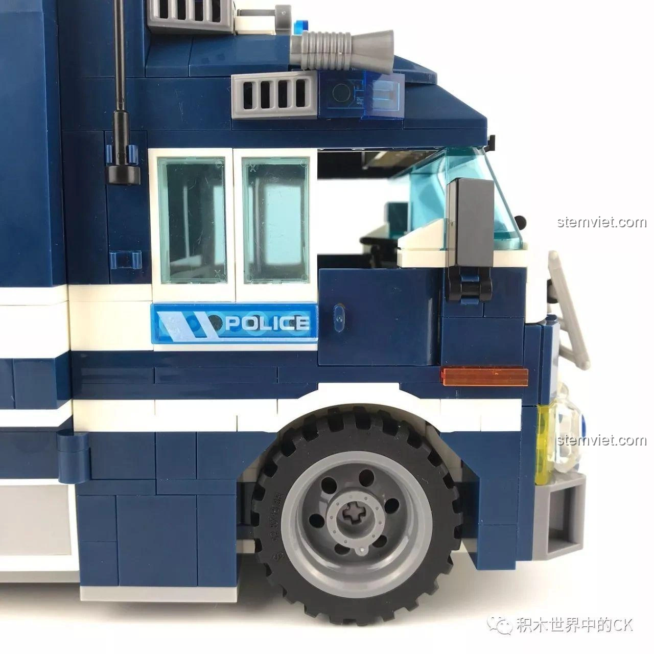 Góc nhìn tổng thể trạm giam di động Sembo SD9816, với xe tải cảnh sát ở giữa, tạo nên một khu phức hợp cảnh sát.