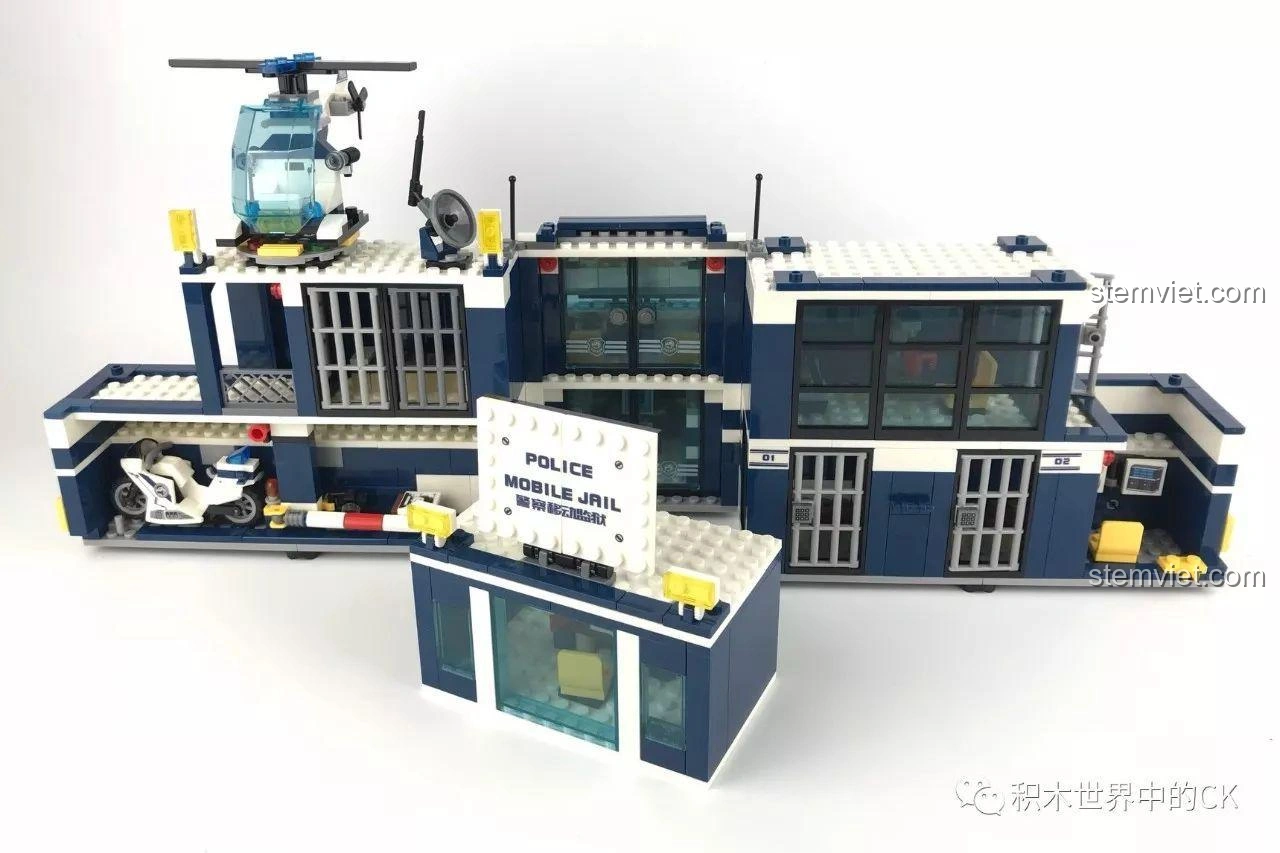 Minifigure tù nhân được đặt vào khu vực chụp ảnh trong trạm giam di động Sembo SD9816, tạo cảnh chơi nhập vai.