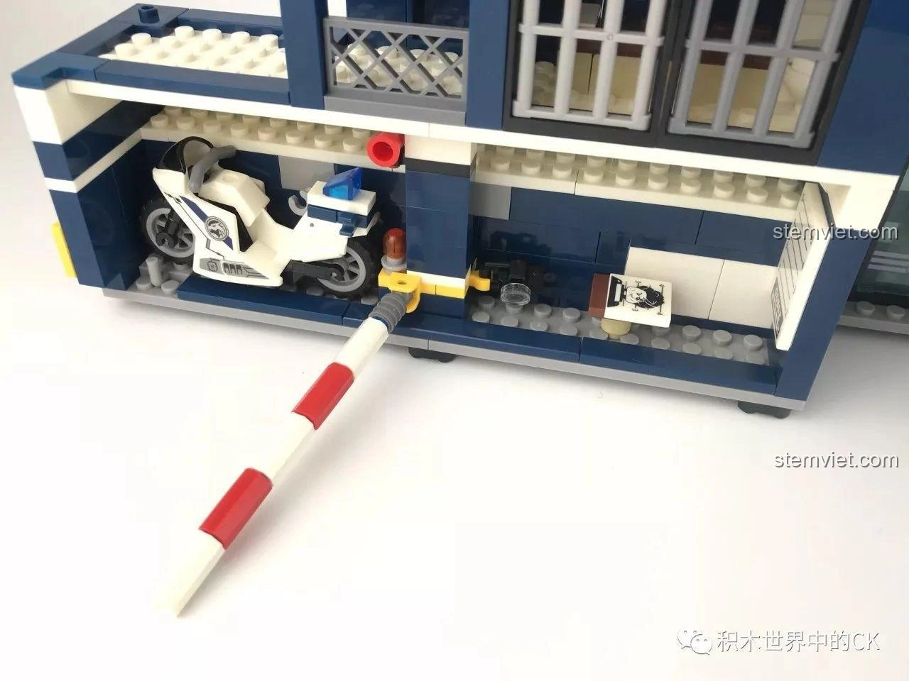 Tầng dưới là văn phòng làm việc trong trạm giam di động Sembo SD9816, với máy tính và ghế ngồi.