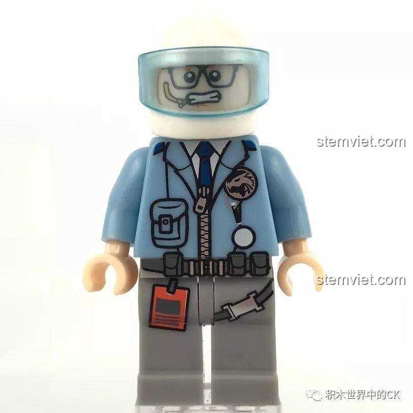 Biểu cảm thứ hai của minifigure Anh Kiệt trong bộ Sembo SD9816, thể hiện sự tập trung khi làm nhiệm vụ.
