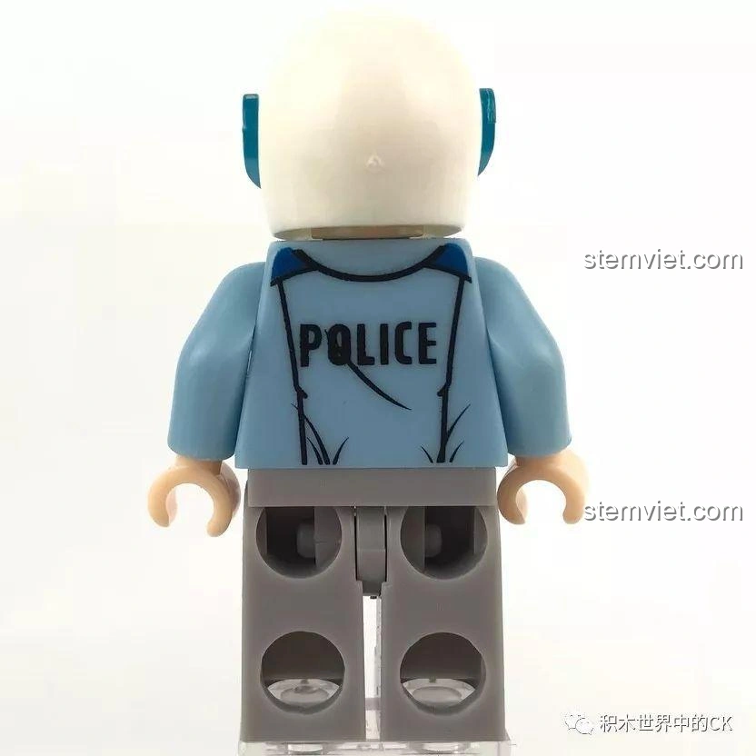 Mặt sau của minifigure Anh Kiệt từ bộ đồ chơi cảnh sát Sembo SD9816, với chữ 'POLICE' và chi tiết trang phục.