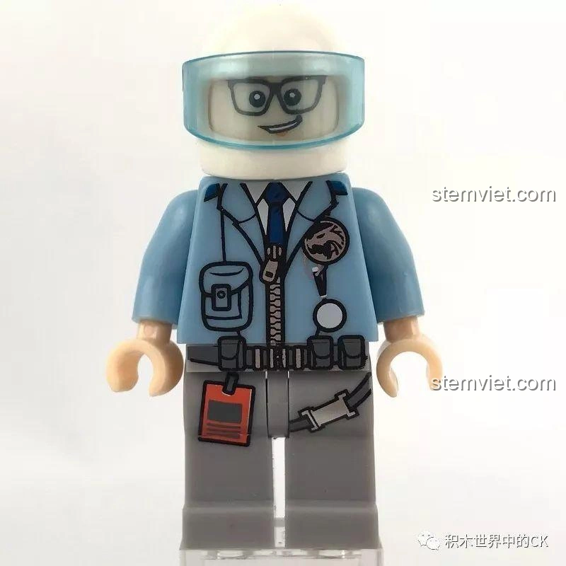 Minifigure Anh Kiệt từ bộ đồ chơi lắp ráp Sembo SD9816, với mũ bảo hiểm và kính râm, trông như phi công.