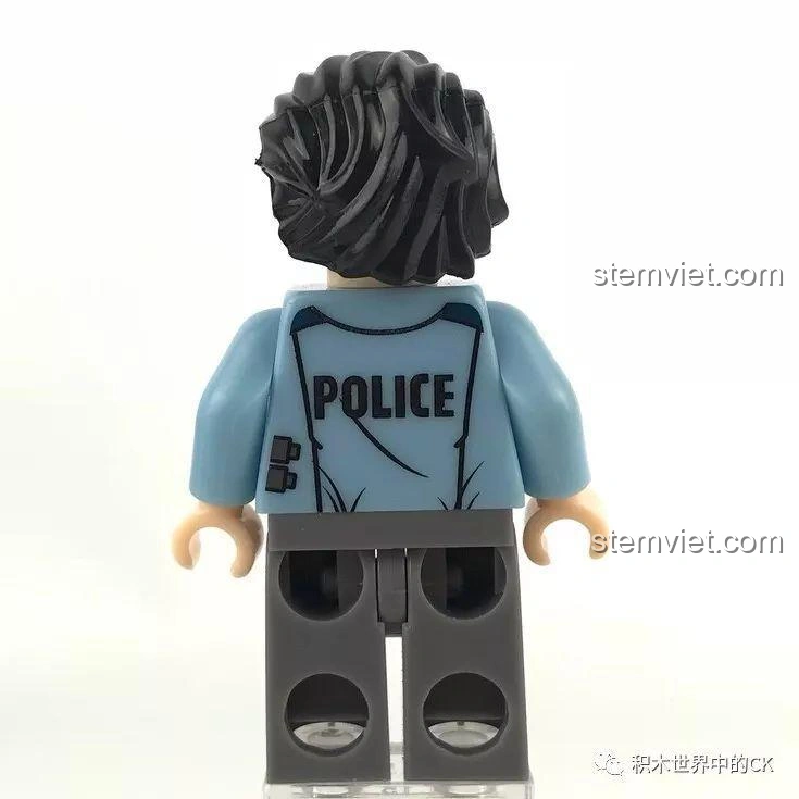 Mặt sau của minifigure Đại Quân từ bộ đồ chơi cảnh sát Sembo SD9816, với dòng chữ 'POLICE' in rõ ràng.