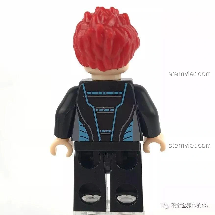 Mặt sau của minifigure Dương Uy Kiện từ bộ đồ chơi cảnh sát Sembo SD9816, với chi tiết trang phục và hình xăm.