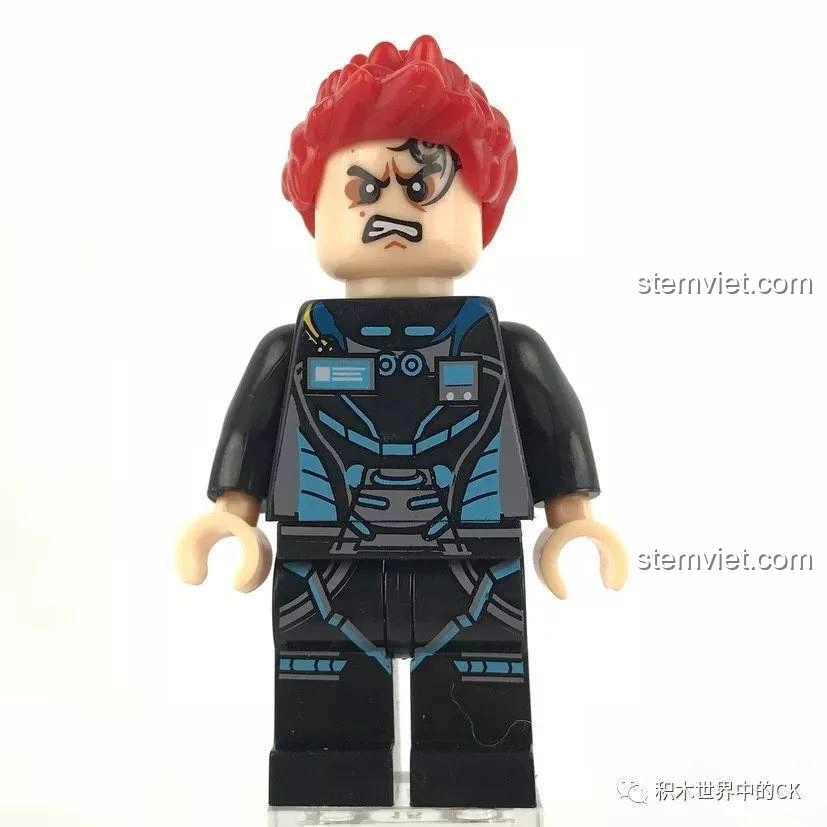 Minifigure Dương Uy Kiện từ bộ đồ chơi lắp ráp Sembo SD9816, với mái tóc đỏ và trang phục đen, trông như tội phạm.