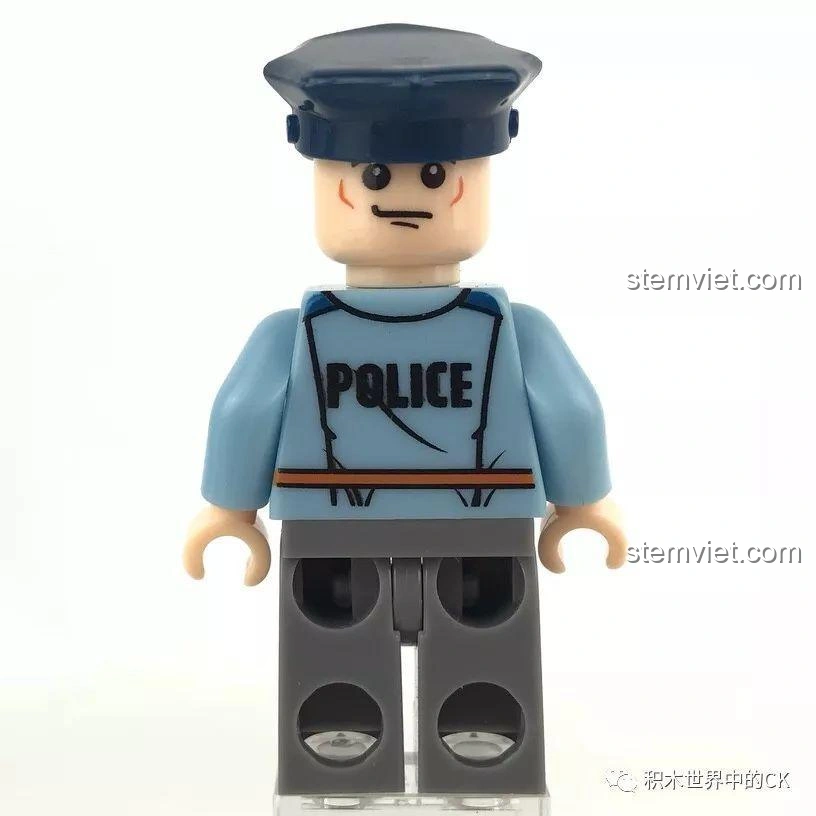 Mặt sau của minifigure Tiểu Vỹ từ bộ đồ chơi cảnh sát Sembo SD9816, với chi tiết áo đồng phục.