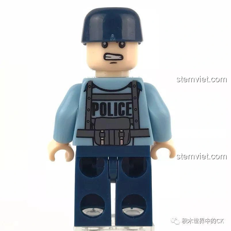 Mặt sau của minifigure Triệu Nghị từ bộ đồ chơi cảnh sát Sembo SD9816, với chi tiết áo giáp và chữ 'POLICE'.