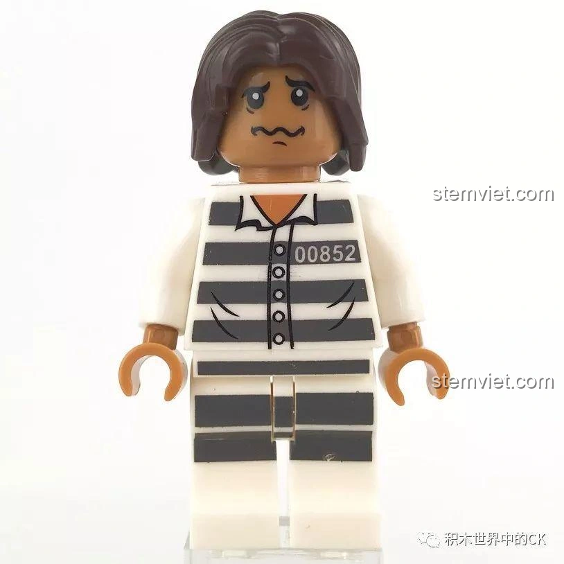 Biểu cảm thứ hai của minifigure Tù Nhân trong bộ Sembo SD9816, thể hiện sự hối lỗi hoặc buồn bã.