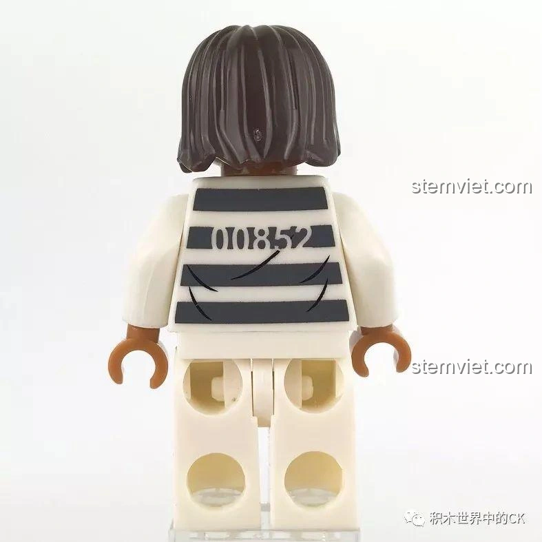 Mặt sau của minifigure Tù Nhân từ bộ đồ chơi cảnh sát Sembo SD9816, với số hiệu và chi tiết trang phục.