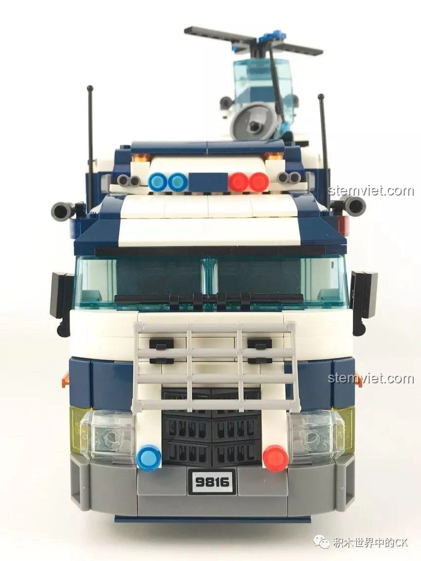 Bãi đáp trực thăng trên nóc xe tải cảnh sát biến hình Sembo SD9816, thiết kế thông minh và tiện lợi.