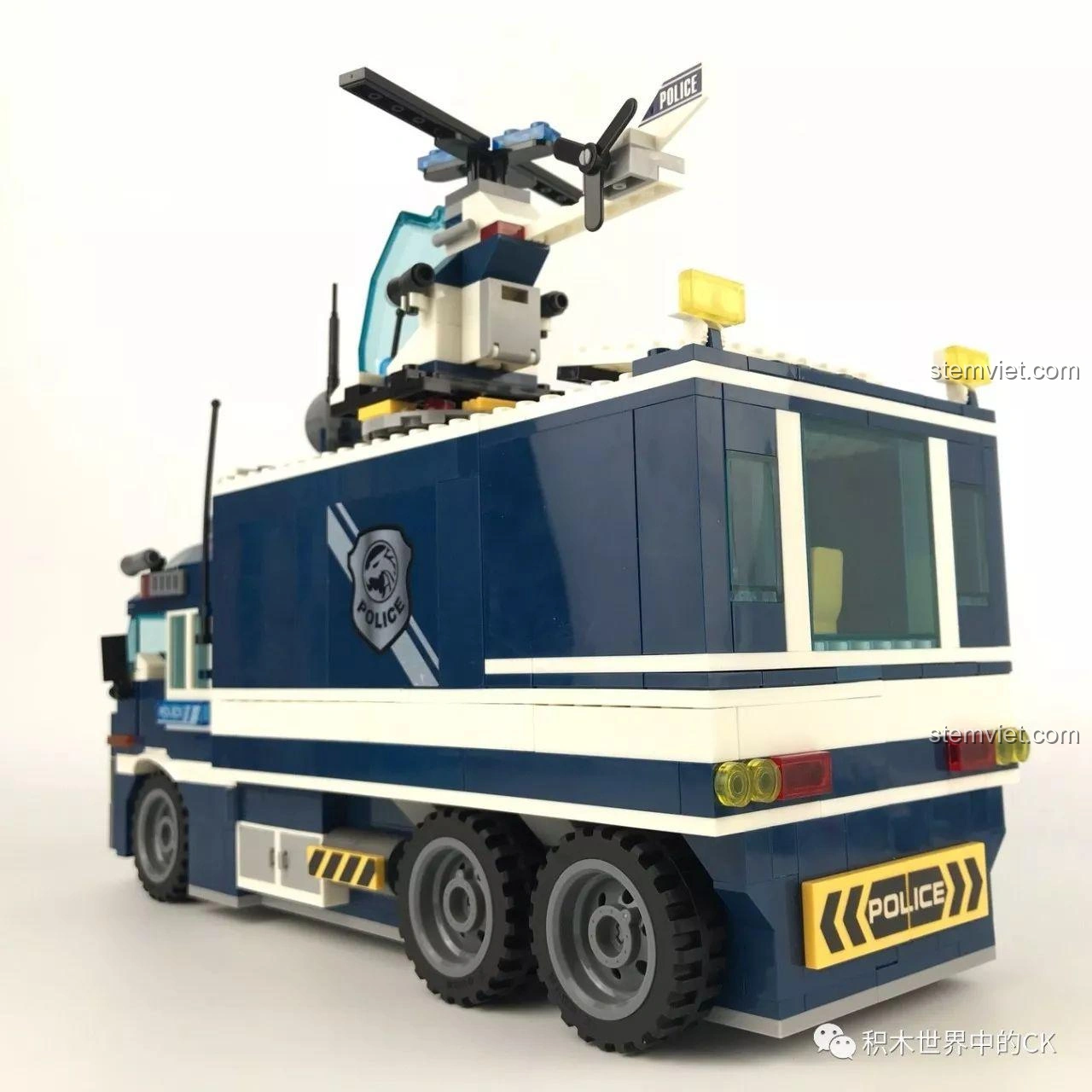 Quá trình biến hình từ xe tải cảnh sát thành trạm giam di động của bộ Sembo SD9816, thể hiện tính năng độc đáo.