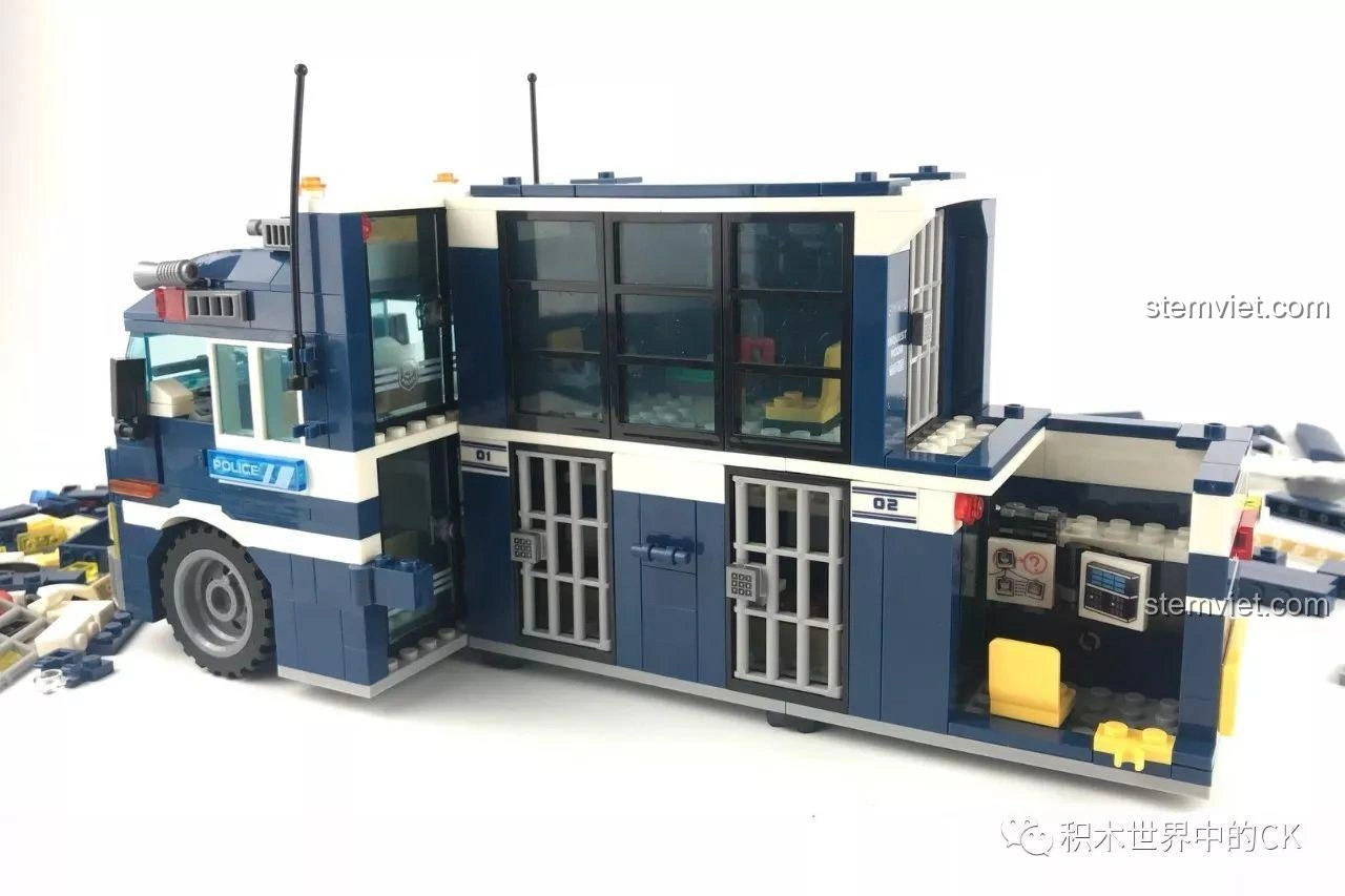 Góc nhìn phía sau xe tải cảnh sát biến hình Sembo SD9816, với đèn hậu và biển báo 'POLICE' nổi bật.