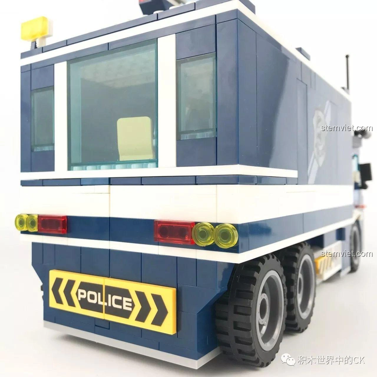 Trạm giam di động Sembo SD9816 nhìn từ góc trên, cho thấy toàn bộ cấu trúc và các tầng, tăng khả năng chơi nhập vai.