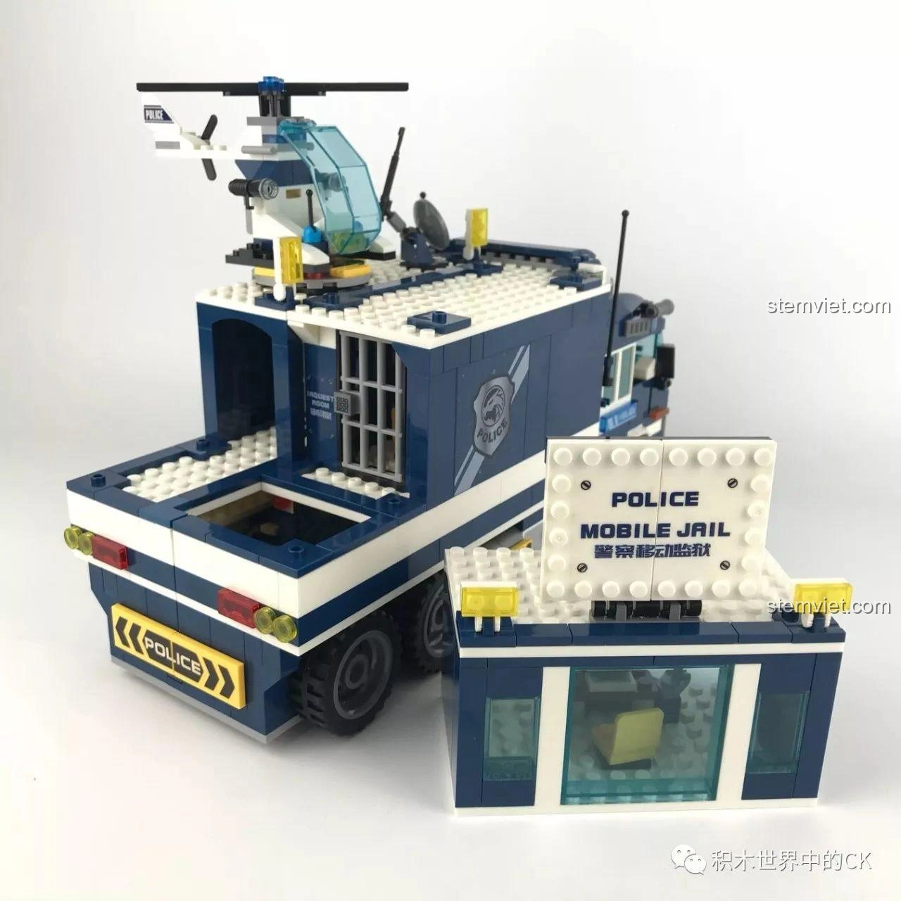 Khu vực chụp ảnh tội phạm trong trạm giam di động Sembo SD9816, với bảng đo chiều cao và bàn nhỏ.