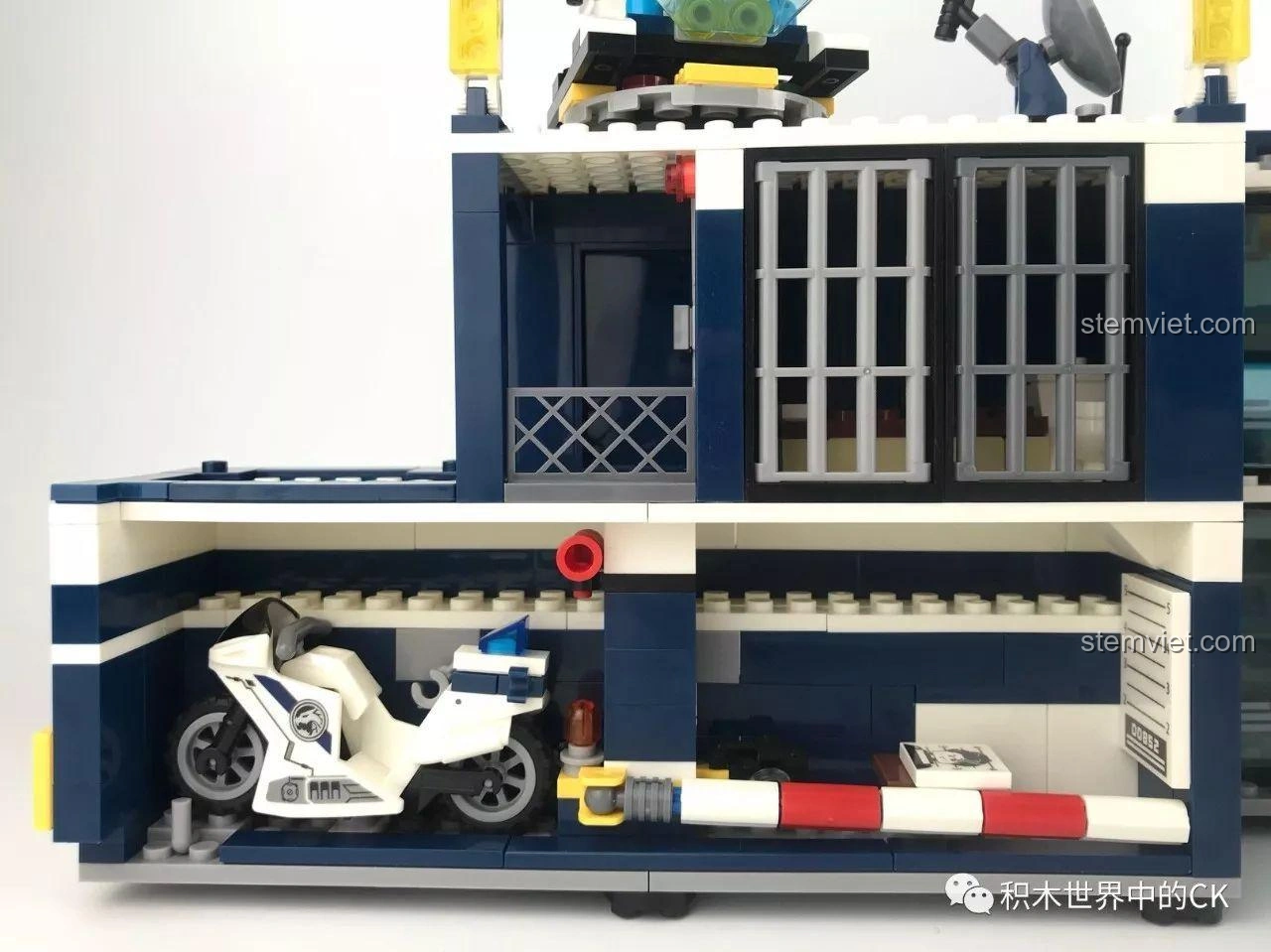 Khu vực trung tâm của trạm giam di động Sembo SD9816, với các cửa kính và không gian mở, tạo cảm giác hiện đại.