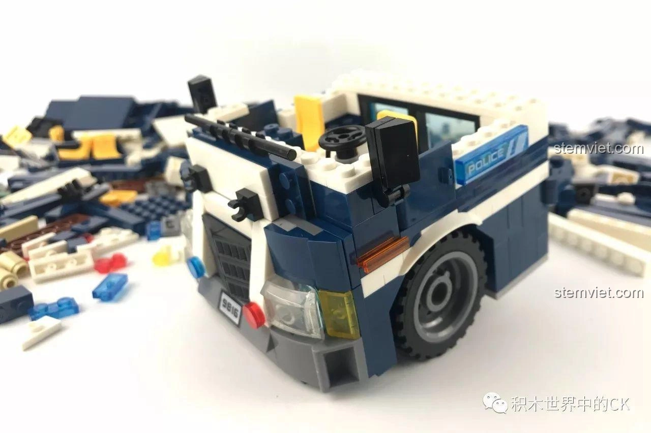 Tiếp tục quá trình lắp ráp phần đầu xe của bộ đồ chơi lắp ráp Sembo SD9816, với các chi tiết đèn và lưới tản nhiệt.