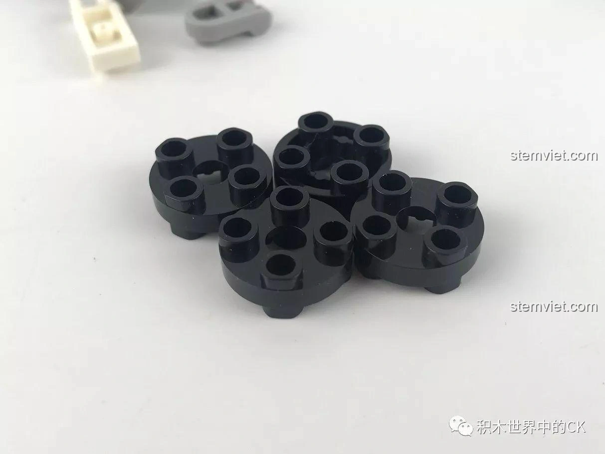 Quá trình lắp ráp phần thân xe của bộ đồ chơi lắp ráp Sembo SD9816, với các buồng giam và chi tiết nội thất.