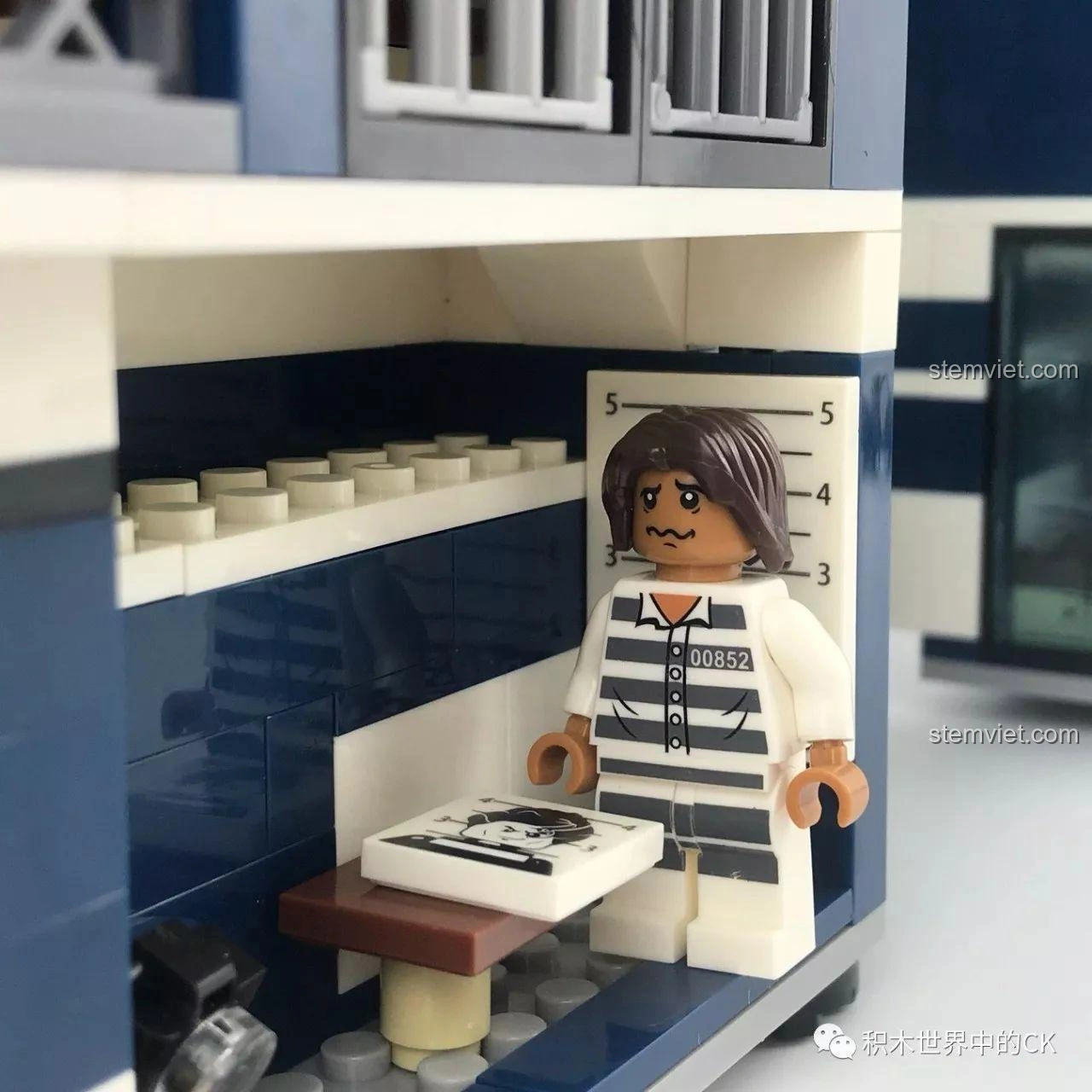 Chi tiết phòng thẩm vấn bên trong trạm giam di động Sembo SD9816, với bàn ghế và máy tính.