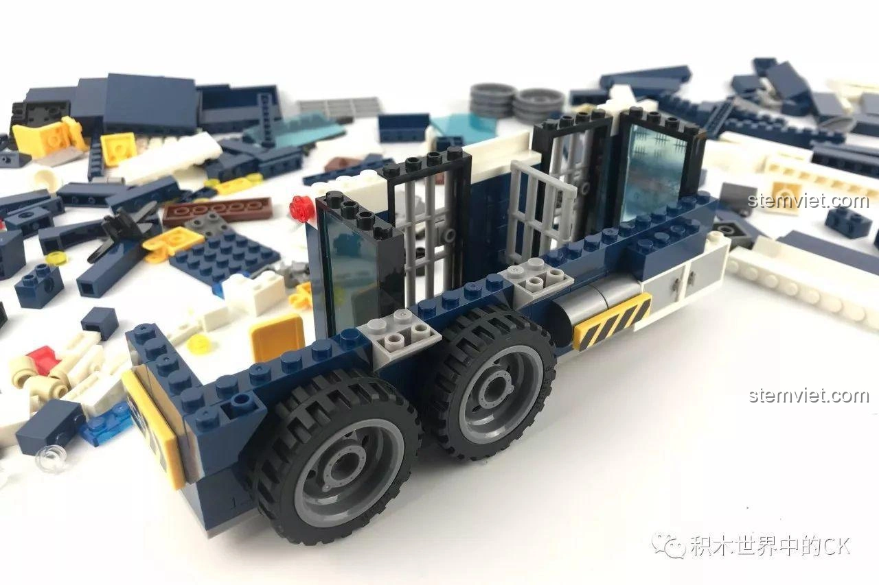 Thành phẩm xe tải cảnh sát biến hình từ bộ Sembo SD9816, sẵn sàng cho mọi nhiệm vụ truy bắt tội phạm.