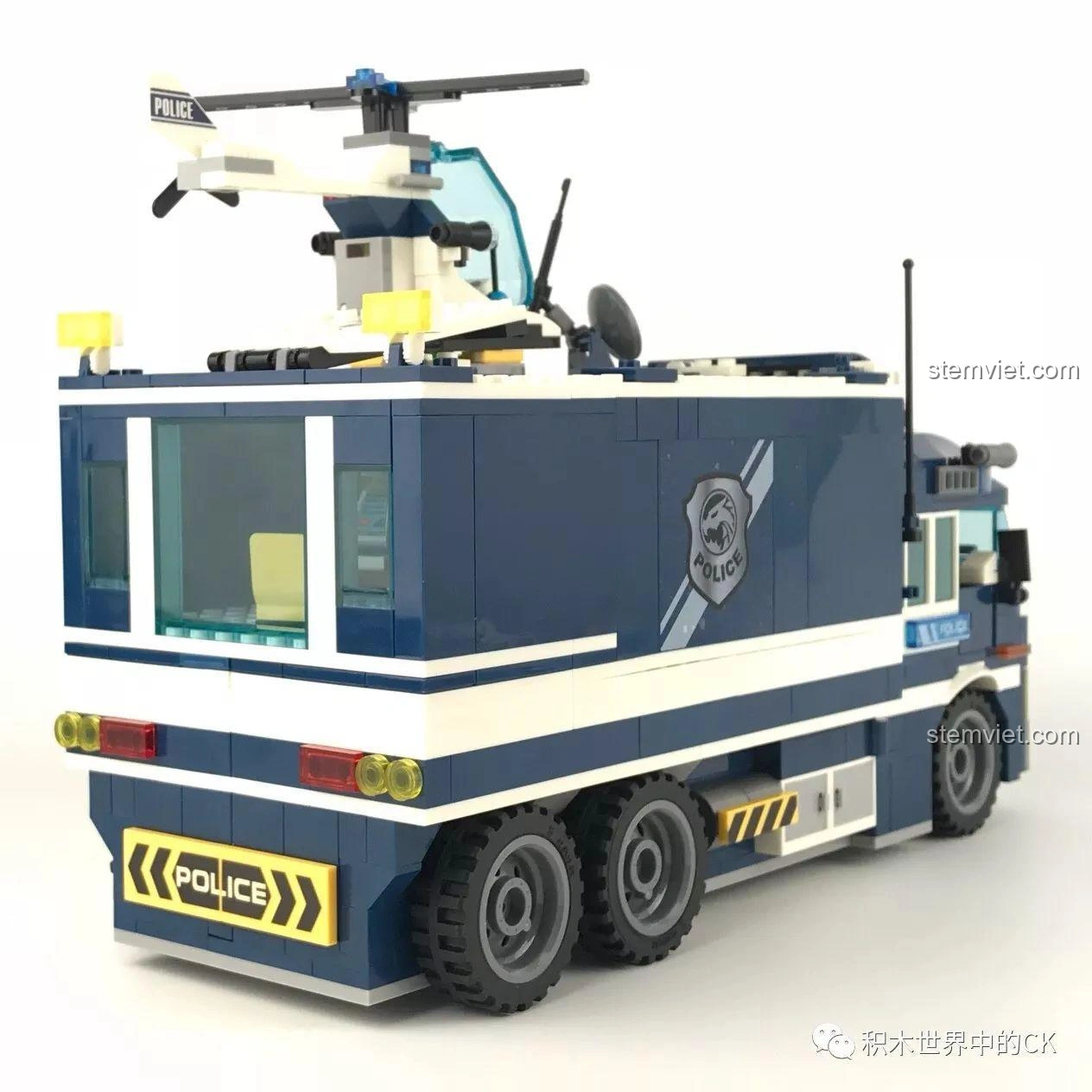 Phần đuôi xe của bộ đồ chơi cảnh sát Sembo SD9816 được đặt vào vị trí mới, hoàn thiện cấu trúc trạm giam di động.