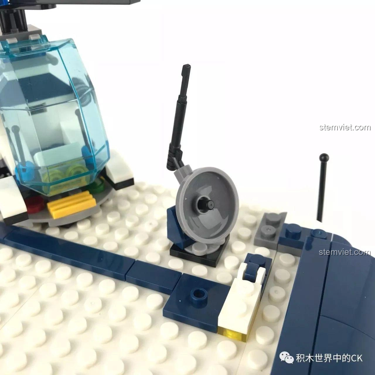 Chiếc mô tô cảnh sát mini trong bộ đồ chơi lắp ráp Sembo SD9816, với sticker sắc nét và thiết kế thể thao.