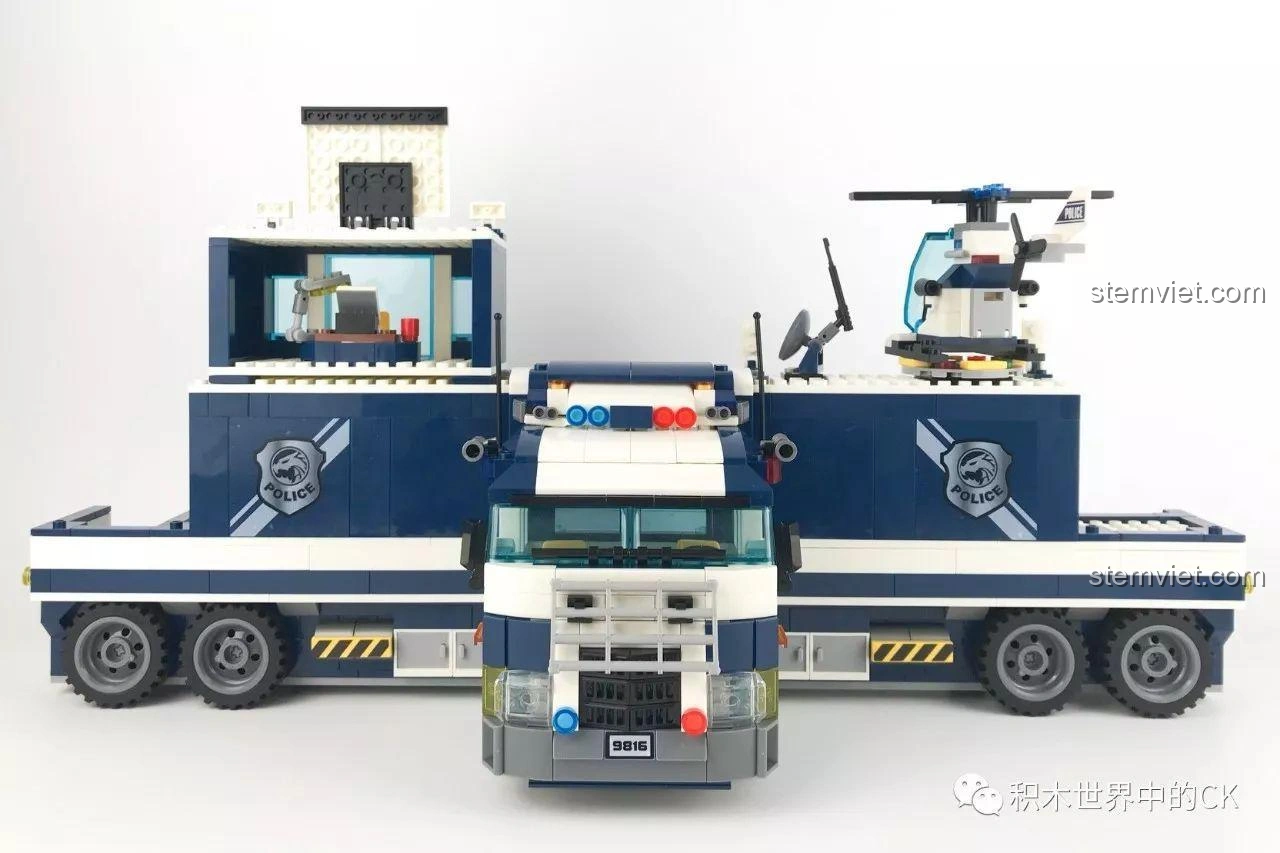 Bên trong buồng giam của trạm giam di động Sembo SD9816 có cả giường và bồn cầu mini, thể hiện sự chi tiết.