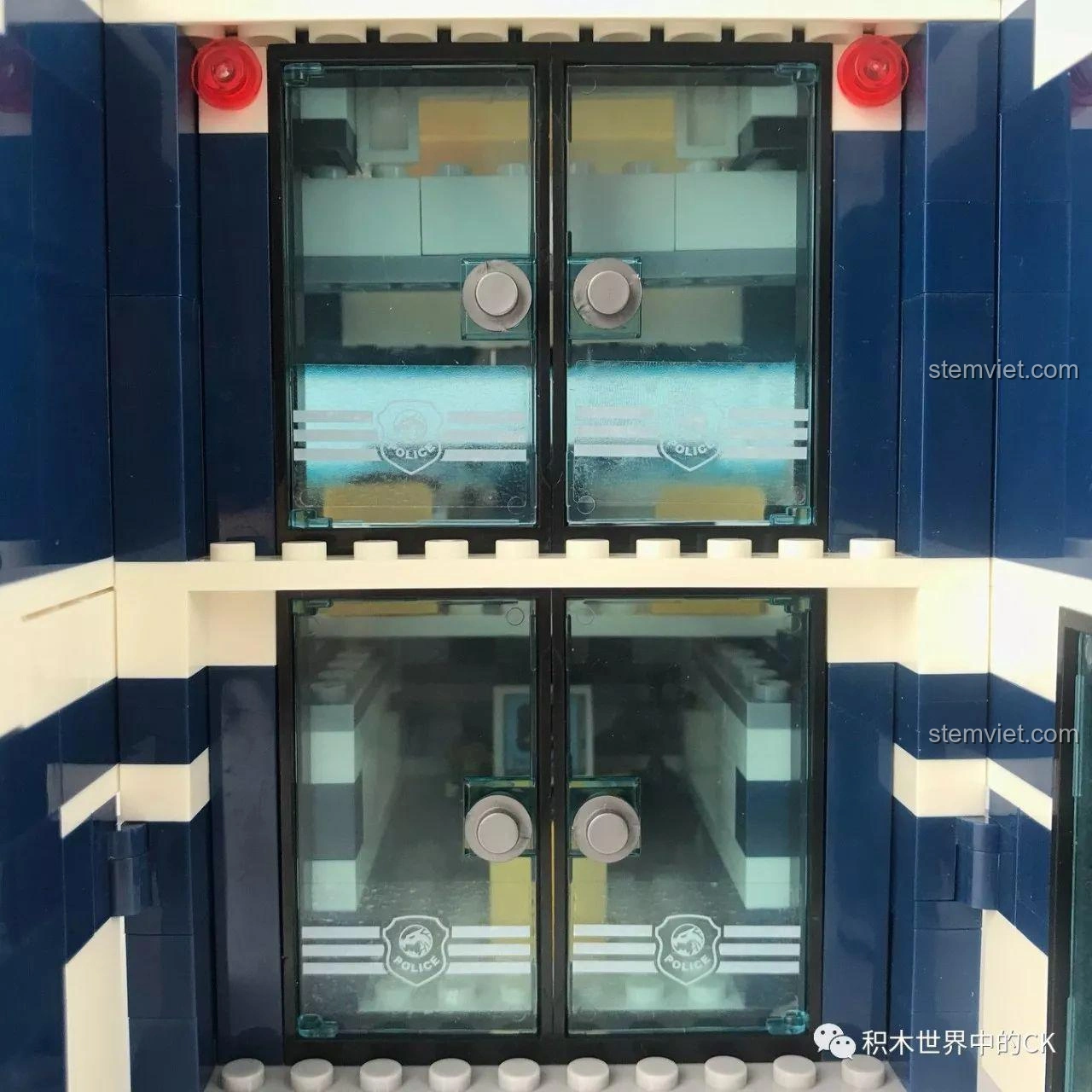 Tầng hai bên phải của trạm giam di động Sembo SD9816, một căn phòng kín đáo với cửa sổ lớn.