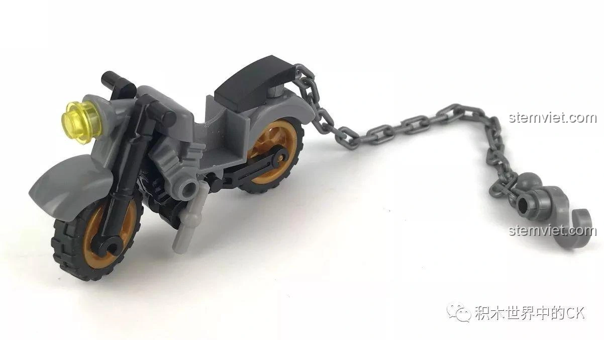 Quá trình lắp ráp phần thân xe của bộ đồ chơi xe cảnh sát biến hình Sembo SD9816, cho thấy sự chi tiết.