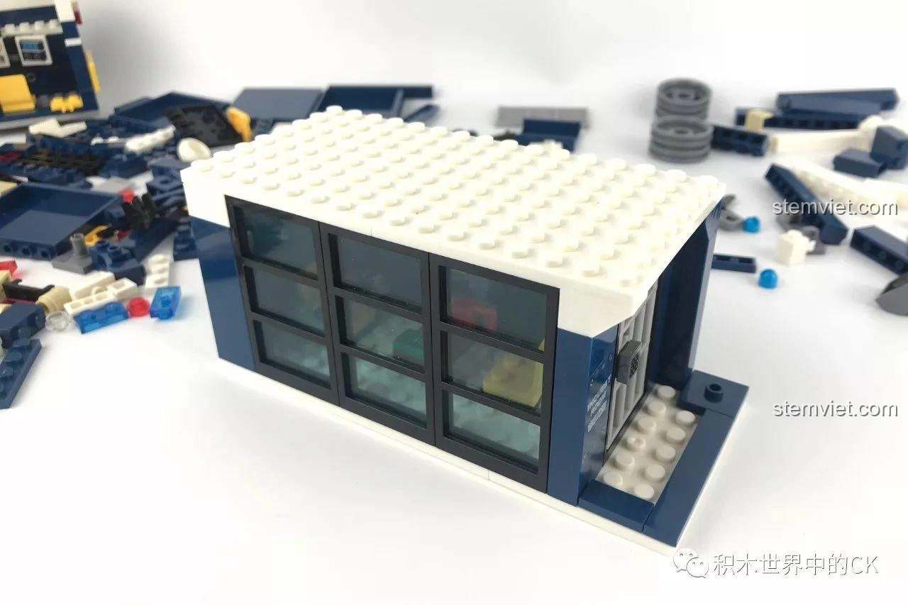 Góc nhìn bên hông xe tải cảnh sát biến hình Sembo SD9816, thể hiện sự đồ sộ và các chi tiết bên thân xe.