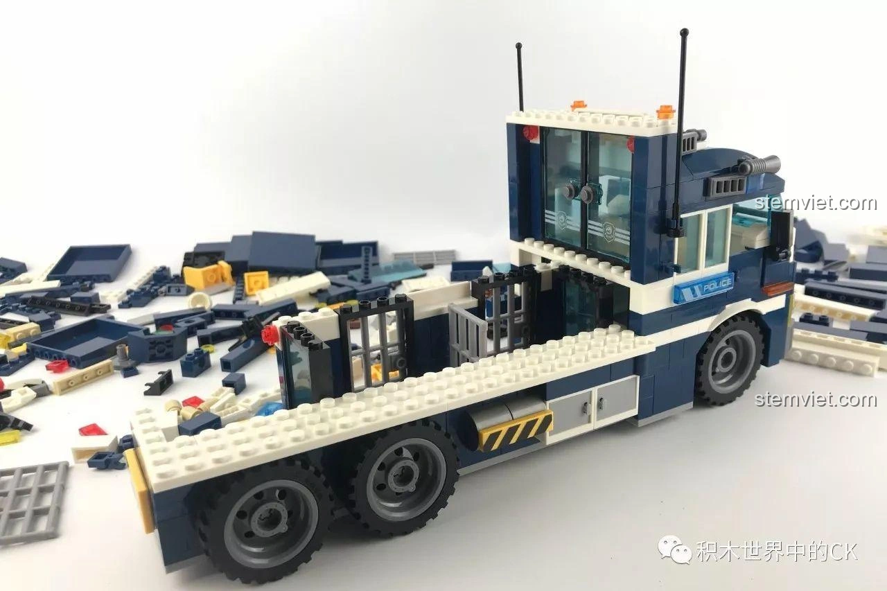 Chiếc xe tải cảnh sát hoàn chỉnh từ bộ đồ chơi lắp ráp Sembo SD9816, nhìn từ góc phía trước, rất ấn tượng.