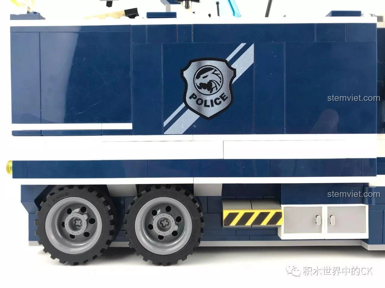 Trạm giam di động Sembo SD9816 nhìn từ phía sau, với các buồng giam và khu vực giám sát, thể hiện sự chi tiết.