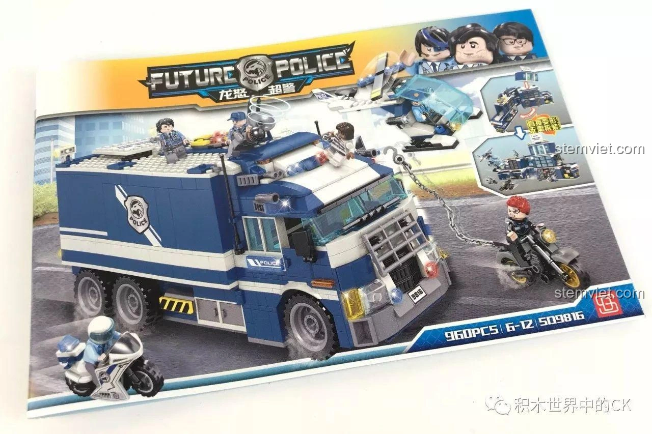 Cuốn sách hướng dẫn lắp ráp chi tiết của bộ đồ chơi xe cảnh sát biến hình Sembo SD9816, với hình ảnh minh họa rõ ràng.