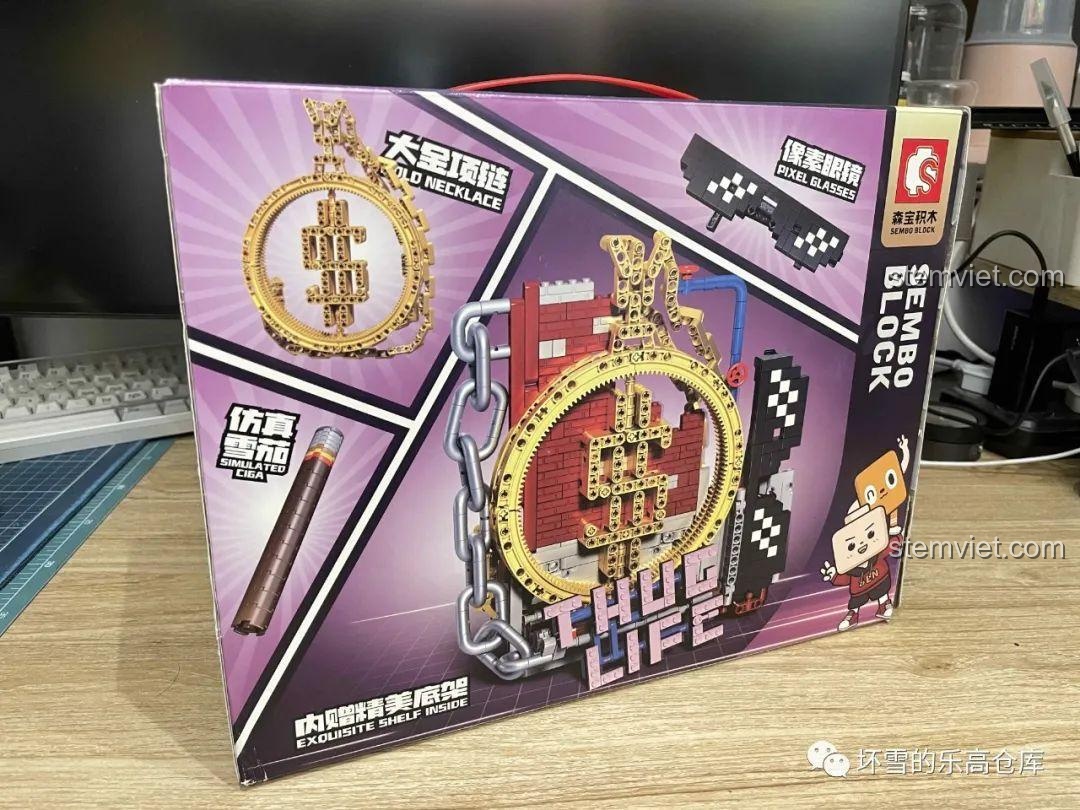 Mặt sau hộp đồ chơi lắp ráp Sembo 707901C Bộ 3 Thug Life, hiển thị các phụ kiện chính: dây chuyền vàng, kính pixel, xì gà và giá đỡ.