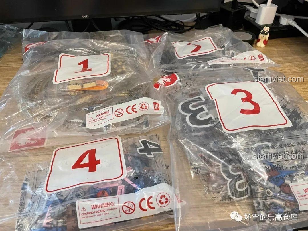 Các túi mảnh ghép được đánh số 1, 2, 3, 4 bên trong hộp đồ chơi lắp ráp Sembo 707901C Bộ 3 Thug Life, giúp phân loại dễ dàng.