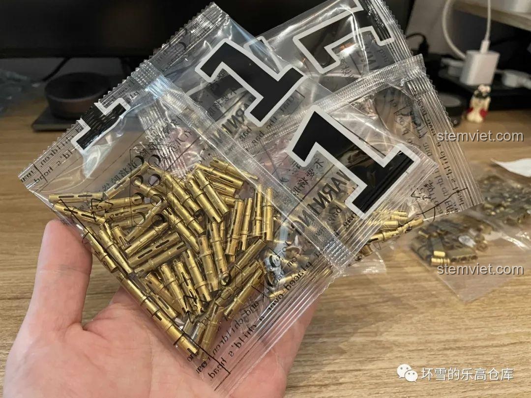 Cận cảnh các chi tiết nhỏ mạ vàng trong túi số 1 của bộ lắp ráp Sembo 707901C, dùng để tạo hình dây chuyền vàng.