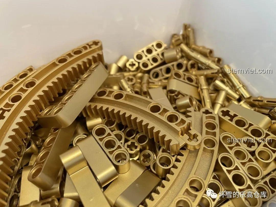 Một đống chi tiết mạ vàng của bộ lắp ráp Sembo 707901C, bao gồm các mảnh cong và bánh răng, tạo nên dây chuyền vàng.