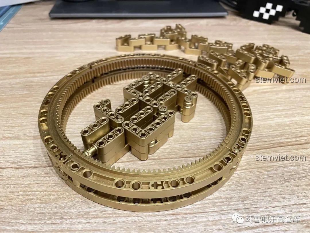 Chi tiết dây chuyền vàng đã lắp xong của bộ Sembo 707901C, với biểu tượng đô la ở giữa có thể xoay được, đặt trên bàn gỗ.