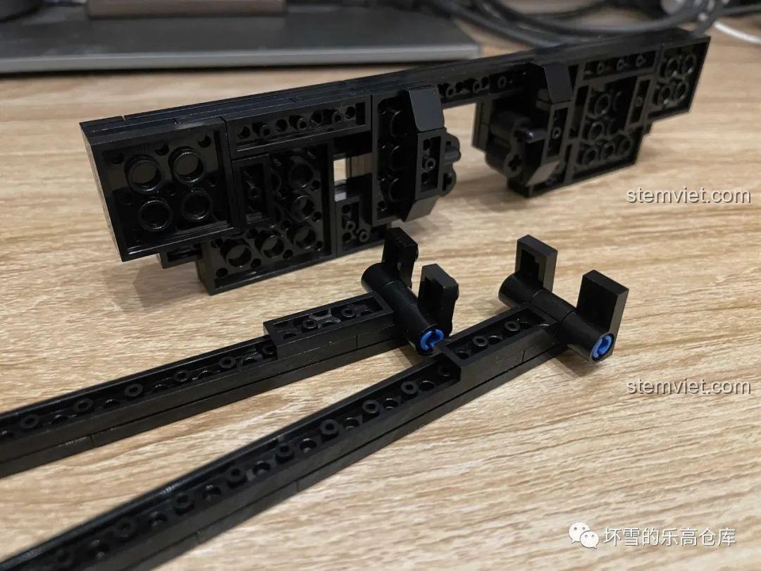 Các chi tiết gọng kính của bộ Sembo 707901C, cho thấy khả năng điều chỉnh độ rộng để phù hợp với nhiều khuôn mặt.