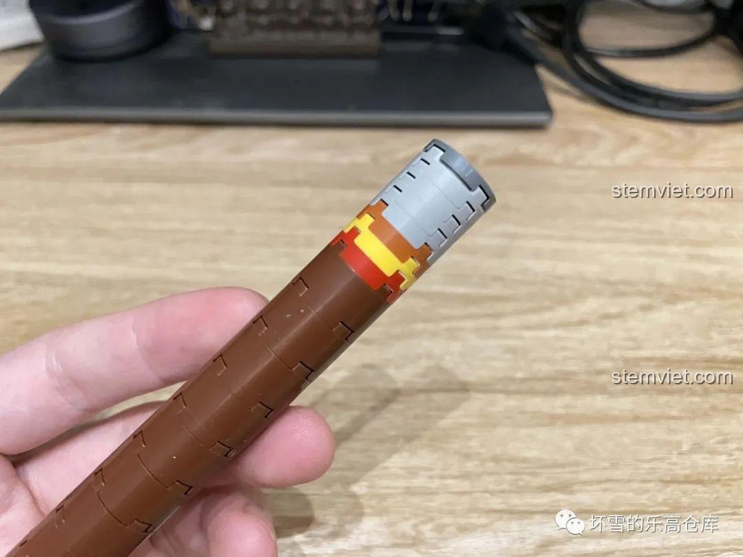 Cận cảnh chiếc xì gà lắp ráp từ bộ Sembo 707901C, với các chi tiết màu sắc chuyển đổi mô phỏng tàn thuốc và lửa cháy.