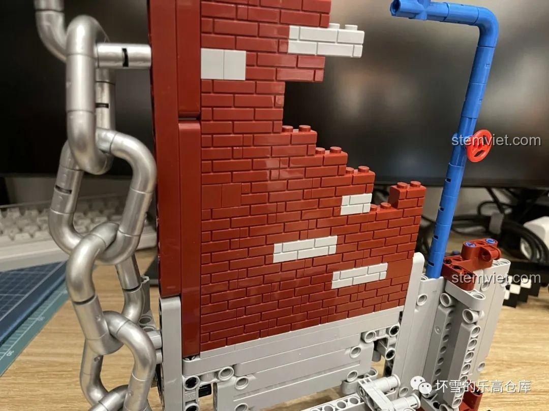 Phần giá đỡ đang được lắp ráp của bộ Sembo 707901C, với chi tiết tường gạch đổ nát, ống nước và dây xích bạc, tạo phong cách đường phố.