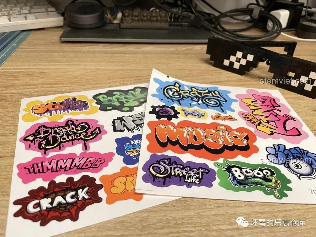 Hai tờ sticker với các hình vẽ graffiti đầy màu sắc đi kèm bộ Sembo 707901C, dùng để trang trí giá đỡ.