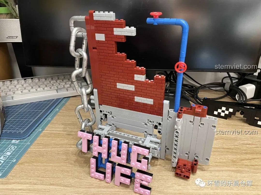 Giá đỡ của bộ Sembo 707901C đã hoàn thiện, với tường gạch, ống nước, dây xích và chữ 